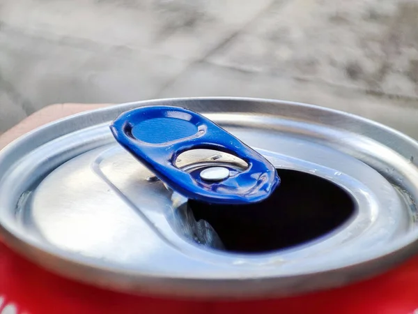缶のリングプルタブアルミニウムを閉じます 上部ビューでアルミ缶の閉じることができます アルミ飲料缶マクロのオープン蓋缶 — ストック写真