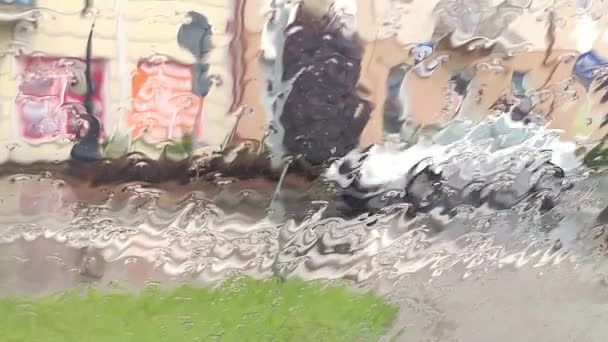 Pessoas Correm Chuva Chuva Close Gotas Chuva Caindo Uma Cruz — Vídeo de Stock