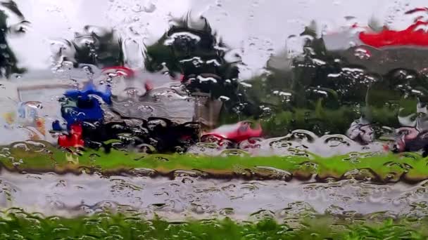 Krople Deszczu Szklane Okno Samochodu Drodze Smuga Samochody Jadące Wzdłuż — Wideo stockowe