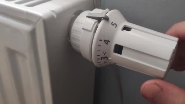 Tangan Laki Laki Memutar Gagang Putih Termostat Pada Radiator — Stok Video