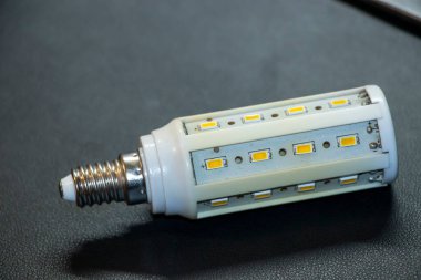 Enerji tasarruflu aydınlatma çözümlerinde modern teknolojiyi sergileyen bir LED ampulün yakın çekim görüntüsü. Ampul optimal parlaklık ve dayanıklılık için çoklu diyotlar içerir.