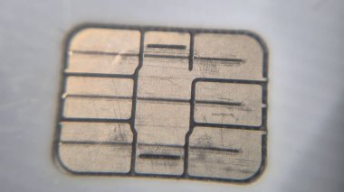 Mikroçipi ve karmaşık detaylarını gösteren bir SIM kartın yakın çekimi. Bu resim dijital hizmetler veya telekomünikasyon temaları için ideal teknoloji ve iletişimi vurgular.