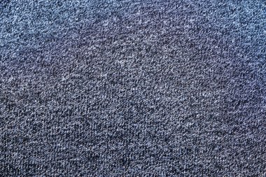 Kalıplı mavi kumaş kaplamalı, karmaşık desenler ve detaylar. Kompozisyon, moda tasarımı ve tekstil endüstrisi uygulamaları için ideal yumuşak lifleri vurgular.