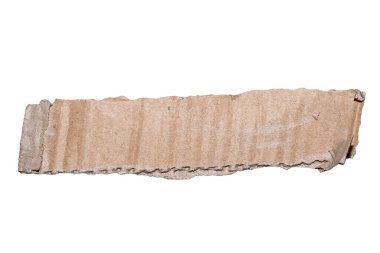 Yırtık bir karton parçası beyaz arka planda duruyor. Bu basit doku çeşitli tasarım projelerinde, reklamlarda ve el sanatlarında kullanılabilir..