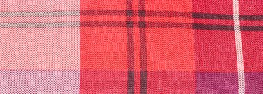 Koyu pembe ve mor desenli renkli renkli asma kumaşın yakın çekim görüntüsü. Bu tekstil tasarımı moda evi dekorasyonu ve döşeme uygulamaları için idealdir..