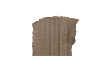 Yırtık bir karton parçası beyaz bir arkaplana dayanır ve dokusu ve kırsal cazibesini gösterir. Tasarım projelerinde zanaat veya arkaplan uygulamaları için ideal.