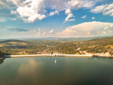 Polonya 'daki Solina Barajı' nın hava görüntüsü, çevre tepelerdeki durgun suyu ve doğa meraklıları ve turizm malzemeleri için ideal mavi gökyüzünü gözler önüne seriyor..