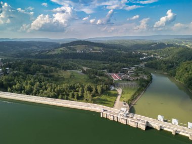 Solina Barajı Polonya 'nın yemyeşil ve dağlarla çevrili havadan görünüşü. Baraj nehir akışını düzenliyor ve manzaralı eğlence faaliyetleri sunuyor.