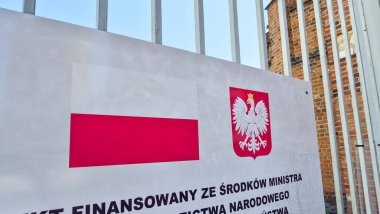 Lublin Polonya - 15 Ağustos 2025: Polonya bayrağı ve Milli Eğitim Bakanlığı tarafından finanse edildiğini duyuran ulusal amblem.