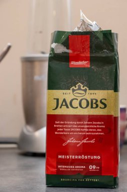 Varşova Polonya - 25 Eylül 2025: Zengin aromasını sergileyen bir çanta Jacobs kahvesinin yakın çekimi ve kahve sevenler ve aşçılar için yüksek kalite ideal.