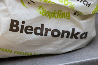 Varşova Polonya - 25 Eylül 2025: Biedronka 'dan gelen plastik bir alışveriş çantasının yakın çekimi, geri dönüşüm detayları ve marka logosuyla çevre dostu tasarımını gözler önüne seriyor.