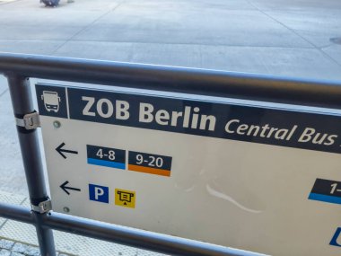 Berlin Almanya - 16 Nisan 2025: ZOB Berlin 'in farklı otobüs terminalleri ve park tesisleri yönergelerine sahip merkez otobüs durağını gösteren imza.