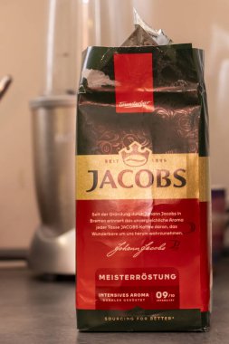 Varşova Polonya - Ekim 12025: Bir paket Jacobs kahvesi mutfak tezgahının üzerinde zengin aromasını ve nefis kahve demlemek için mükemmel kalitesini sergiliyor..