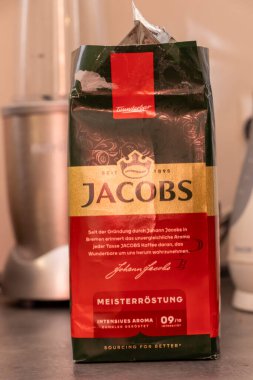 Varşova Polonya - Ekim 12025: Yakup kahvesi paketi kahve meraklıları için zengin aroma ve lezzet profilini vurgulayan mutfak ortamında sergilendi.