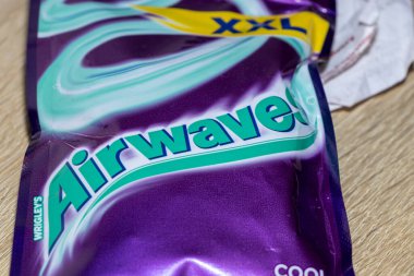 Varşova Polonya - 8 Ekim 2025: Wrigleys Airwave XXL sakız paketinin canlı renklerini ve tasarımını gösteren yakın plan çekimi.