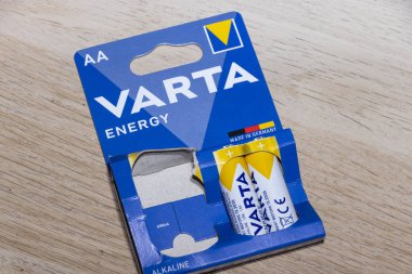 Varşova Polonya - 8 Ekim 2025: Bir Varta pil paketinin yakın plan çekimi AA alkalin bataryaları kalite ve güvenilirliğiyle bilinen Alman markasını vurguluyor.
