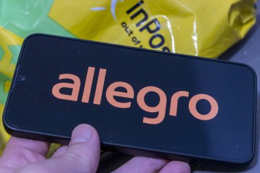 Varşova Polonya - 8 Ekim 2025: Allegro logosunu canlı bir arkaplanda modern alışverişi gösteren bir posta çantasıyla gösteren cep telefonunun yakın çekimi.