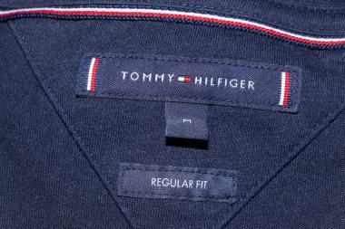 Varşova Polonya - 8 Ekim 2025: TOMMY HILFIGER marka ve boyutunu gösteren bir giyim etiketinin yakın çekimi moda tasarımı ve giyim kalitesi.