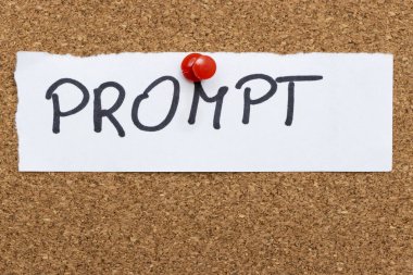 El yazısıyla yazılmış bir PROMPT mantar panosuna iliştirilmiş kırmızı bir raptiye ile kurumsal kavramlar ve beyin fırtınası faaliyetleri için ideal bir not veya anımsatıcı gösteriliyor.
