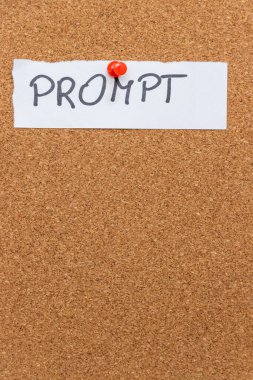 ProMPT el yazısı bir mantar panoya iğnelenmiş fikirlerin ilham ve yaratıcılığı sembolize ediyor. Motivasyon içeriği ve beyin fırtınası için ideal.