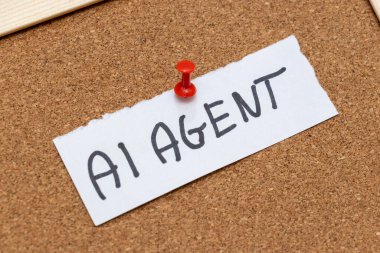 Yapay zekanın çeşitli endüstrilerdeki rolünü gösteren bir mantar panoya yapıştırılmış el yazısıyla yazılmış bir not. Modern teknoloji tartışmalarında ortak bir referans.