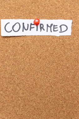 CONFIRMED 'in bir mantar panoya iğnelendiğini söyleyen el yazısıyla yazılmış bir not. Anlaşmayı ya da onaylamayı simgeliyor. İş veya eğitim bağlamlarına uygundur.