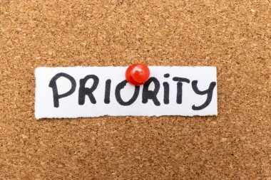 Görevlerin önemini vurgulayan bir mantar panoya iğnelenmiş 