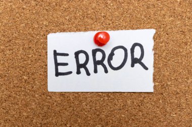 Mantar panoya tutturulmuş beyaz kağıt üzerinde el yazısı bir ERROR kusur ya da sorun olduğunu gösteriyor. Hataları veya sorunları vurgulayan çeşitli bağlamlarda sıklıkla kullanılır..