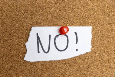 Hayır, el yazısıyla yazılmış! Bir mantar panoya iğnelenmiş yırtık bir kağıt parçasıyla reddedilir ya da anlaşmazlığa düşer. Bu resim reddetme ve inkar ile ilgili bağlamlarda kullanılabilir.