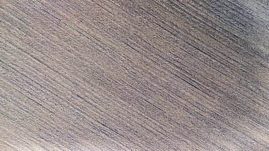 Kesilmiş ve desenli çimlerin doğal desenler ve renkler oluşturduğu tarımsal arazinin havadan görünüşü. Çiftlik ortamını ve kırsal yaşam kavramlarını resmetmek için ideal.