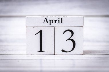 13 Nisan tarihini gösteren dekoratif bir takvim bloğu. Bu resim, çok yönlülük için tarafsız bir arkaplan üzerine kurulmuş zaman ve organizasyonun özünü yakalar..
