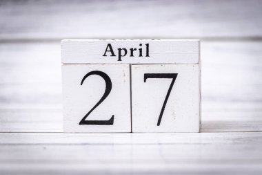 Tahta takvime göre 27 Nisan ay ve günü gösteriyor. Zaman yönetimi için ideal ofis dekorasyonu veya mevsimsel tanıtım kavramları.