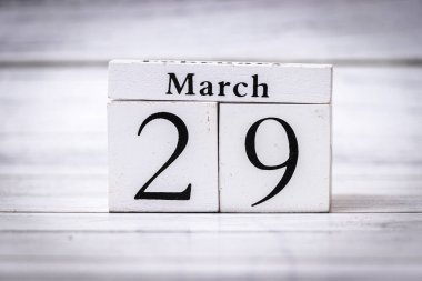 29 Mart tarihini gösteren ahşap bir takvimin yakın çekimi zaman düzenini ve planlamasını temsil ediyor. Zamanlama veya olaylarla ilgili kavramlar için ideal.