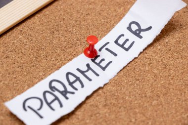 Değişik alanlardaki parametrelerin konseptini gösteren bir mantar panoya iğnelenmiş el yazısıyla yazılmış bir not. Eğitim veya iş bağlamları için ideal.