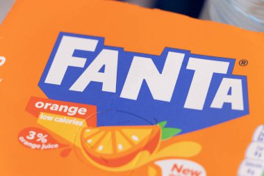 Varşova Polonya - 3 Kasım 2025: Fanta portakal suyu paketinde parlak renkler ve düşük kalorili yapısı ve portakal suyu içeriğini vurgulayan grafikler.