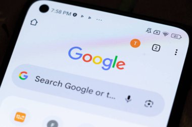 Varşova Polonya - 3 Kasım 2025: Google logosunu arama çubuğu ve internet tarama faaliyetlerini gösteren uygulama simgeleriyle gösteren bir akıllı telefon ekranının yakın çekimi.