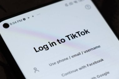 Varşova Polonya - 3 Kasım 2025: TikTok giriş arayüzünü gösteren bir akıllı telefon ekranı kullanıcıları erişim için telefon e- postalarını veya kullanıcı adlarını girmeye teşvik ediyor.