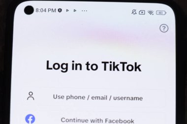 Varşova Polonya - 3 Kasım 2025: TikTok sayfa giriş seçeneklerini ve sosyal medya simgelerini gösteren akıllı telefon ekranının yakın görüntüsü.