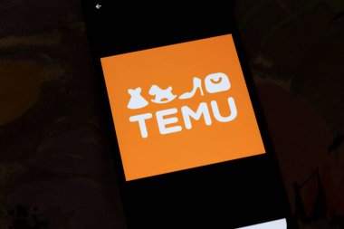 Varşova Polonya - 3 Kasım 2025: Temu logosu e-ticaret için turuncu bir zemin üzerinde giysi ve aksesuar simgelerinin yer aldığı bir akıllı telefon ekranında sergilendi.