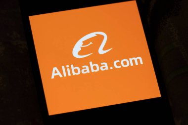 Varşova Polonya - 3 Kasım 2025: Alibaba.com logosunun e-ticaret ve teknoloji yeniliğini sembolize ettiği akıllı telefon ekranının yakın çekimi.