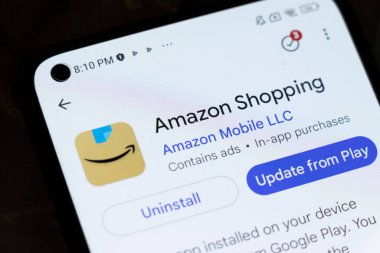 Varşova Polonya - 3 Kasım 2025: Amazon Alışveriş uygulamasının güncelleme ve geri yükleme seçenekleri gibi özelliklerini gösteren bir akıllı telefon ekranının kapatılması.