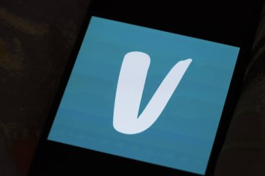 Varşova Polonya - 3 Kasım 2025: Venmo logosunun yakın çekimi modern ödeme çözümleri ve akranlar arası para transferlerini sembolize eden akıllı telefon ekranında sergilendi.