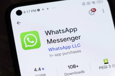 Varşova Polonya - 3 Kasım 2025: WhatsApp Messenger logosu ve uygulama özelliklerini ve kullanıcı arayüzünü gösteren bir akıllı telefon ekranının yakın çekimi.