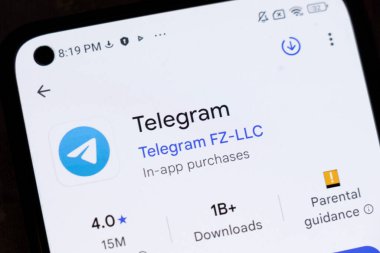 Varşova Polonya - 3 Kasım 2025: Telegram uygulamasının logosunu ve indirme ve reytinglerle ilgili ayrıntılarını gösteren akıllı telefon ekranının yakın çekimi.
