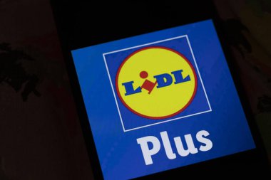 Varşova Polonya - 6 Kasım 2025: Yenilikçi bir alışveriş deneyimi ve modern perakende çözümleri sembolize eden Lidl Plus logosunu gösteren akıllı telefon ekranının yakın çekimi.