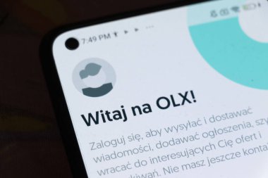 Varşova Polonya - 6 Kasım 2025: OLX uygulama arayüzünü gösteren bir akıllı telefon ekranının yakın çekimi. Ekranda kullanıcı talimatları içeren bir karşılama mesajı gösteriliyor.