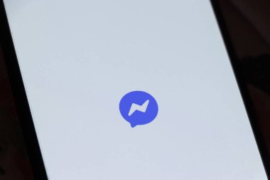 Varşova Polonya - 6 Kasım 2025: Facebook Messenger logosunu gösteren bir akıllı telefon ekranının yakın çekimi. Dijital iletişim konsepti.