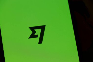 Varşova Polonya - 6 Kasım 2025: Teknoloji ve markalaşma uygulamaları için ideal yeşil arkaplan üzerinde parlak bir logo gösteren bir telefon ekranının yakın çekimi.