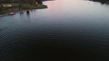 Günbatımında Mikolajki 'ye 4K panoramik hava manzarası - Masurian bölgesinin başkenti. Mikolajskie gölü gün batımı