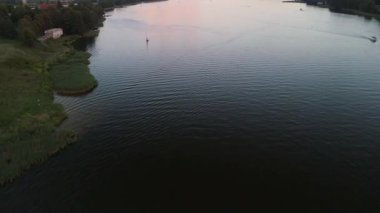 Günbatımında Mikolajki 'ye 4K panoramik hava manzarası - Masurian bölgesinin başkenti. Mikolajskie gölü gün batımı